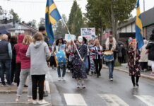 Karnevalsstämning i Älvsbyn – se Älvåkraskolans färgsprakande karnevalståg!