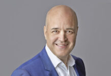 Fredrik Reinfeldt talar om damfotbollens villkor och utveckling