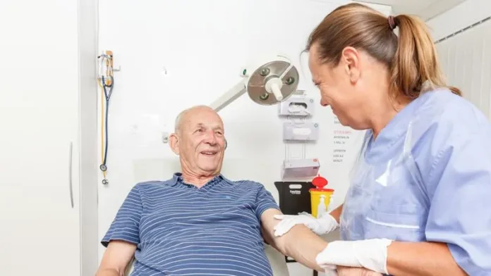 mp27346051-skoterska-satter-plaster-pa-aldre-patient.webp.webp