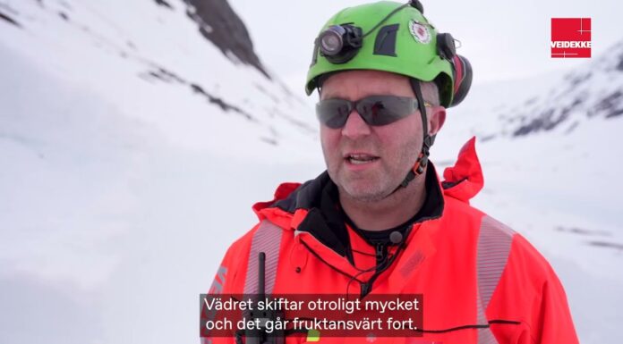 Snöplogning Geiranger (svensk text)