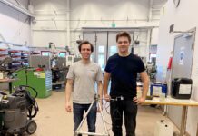 Studenter visar upp sina egna prototyper