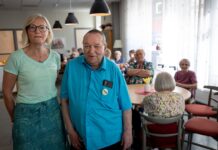 Fika som bryter ensamhet – RSMH gästar trygghetsboendet