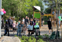 Solig invigning av nya lekplatsen vid Hertsö Kullar