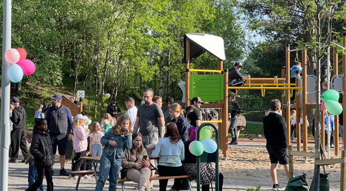 Solig invigning av nya lekplatsen vid Hertsö Kullar