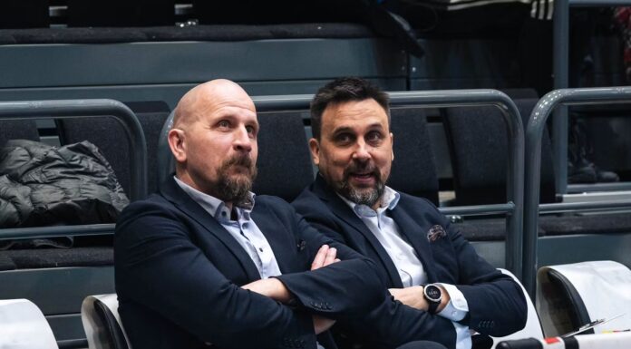 Enbom fortsätter – coachtrion komplett