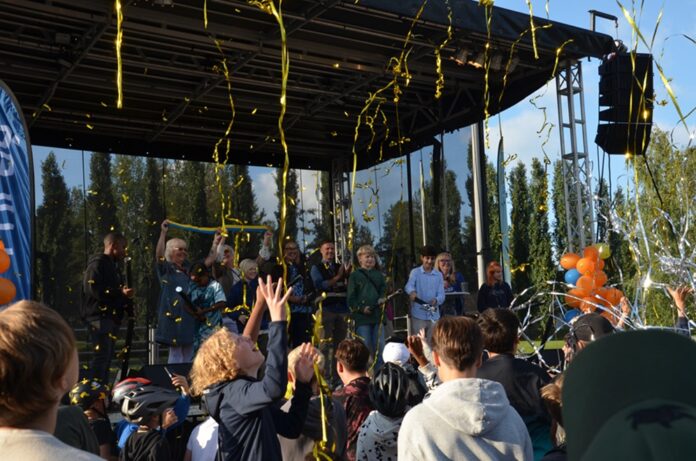 Bandklippning20invigning20HertsC3B6n201.JPG