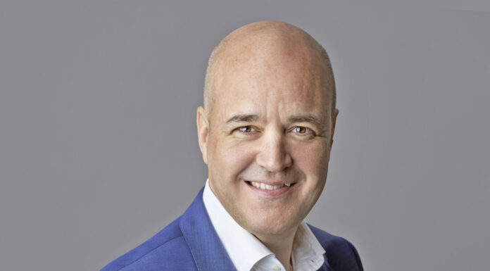 Fredrik Reinfeldt talar om damfotbollens villkor och utveckling