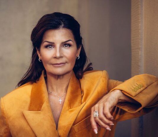 Carola Häggkvist åker ut på turné med exklusiv föreställning och sin debutbok Jag är Carola