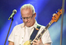 ABBA´s baslegend Mike Watson är tillbaka – tar succéshowen ”SOS” på storslagen Sverigeturné!