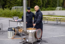 Kockar tränar matlagning i fältkök – stärker Umeå kommuns beredskap
